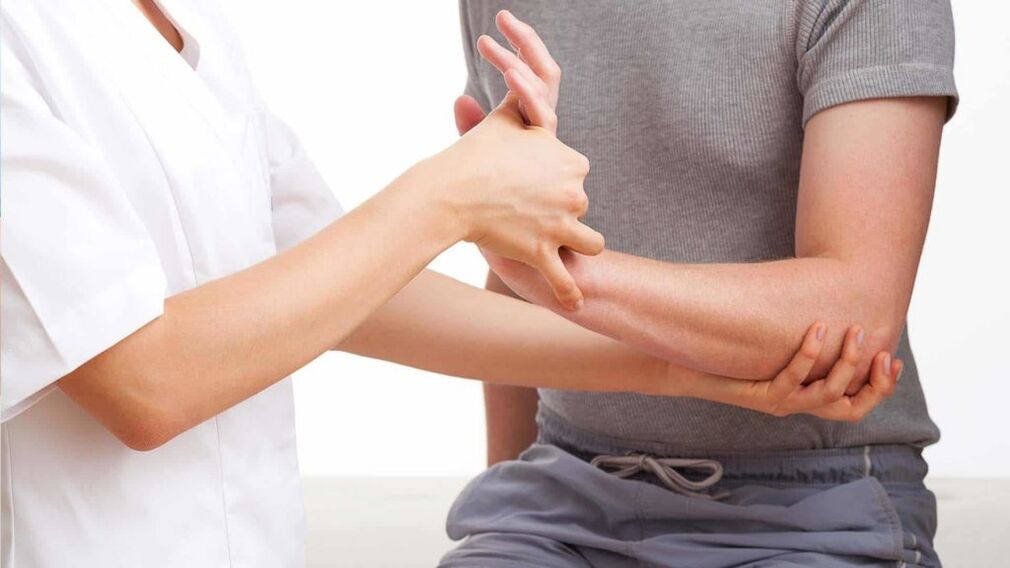Il medico esamina una mano con l'artrite